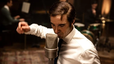 Monsieur Aznavour film trailer button