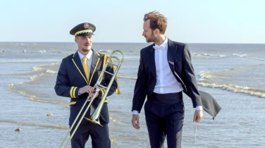 En fanfare film trailer button
