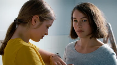Das Mädchen und die Spinne film trailer button
