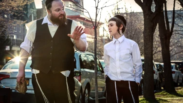 Menashe film trailer button