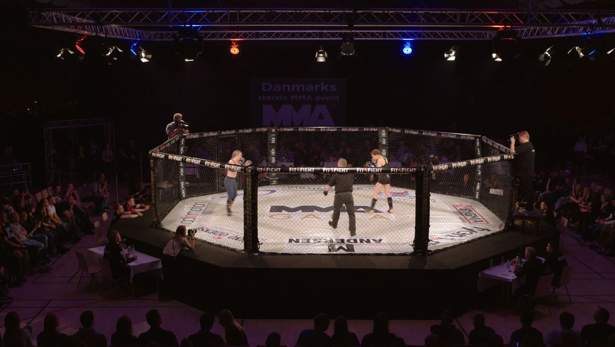 Amazonen einer Grossstadt hero banner image placeholder